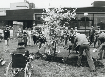 109298 Afbeelding van het planten van een boom door de bewoners van het Verpleeghuis Rosendael (Indusdreef 5) te Utrecht.